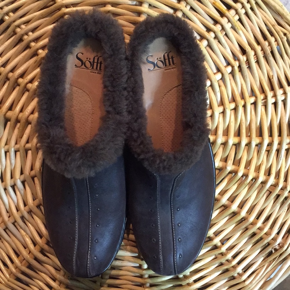 Sofft like new brown leather slides w/fur.Size 10M